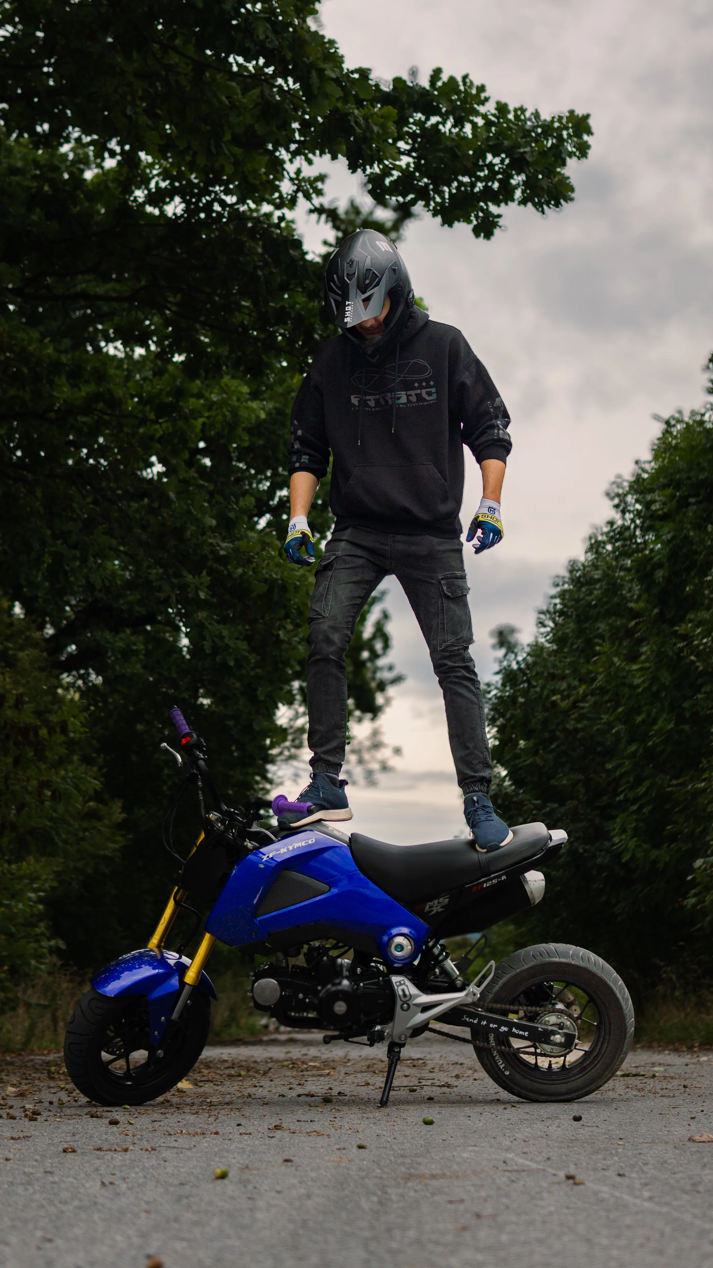 Moto Standing Stunt